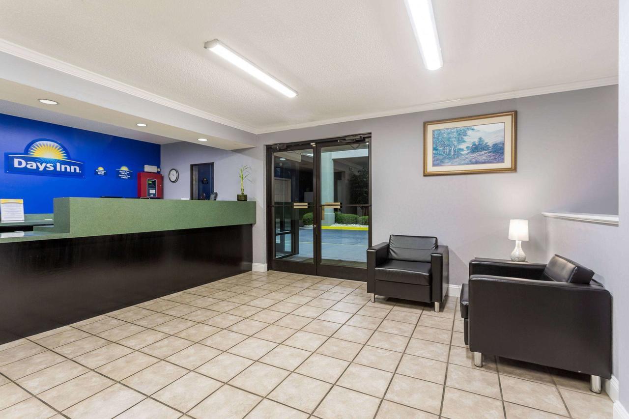Days Inn By Wyndham Lugoff Экстерьер фото